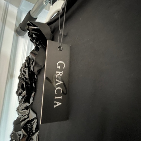 NWT Gracia black top with zip closure on the back . - Picture 3 of 6